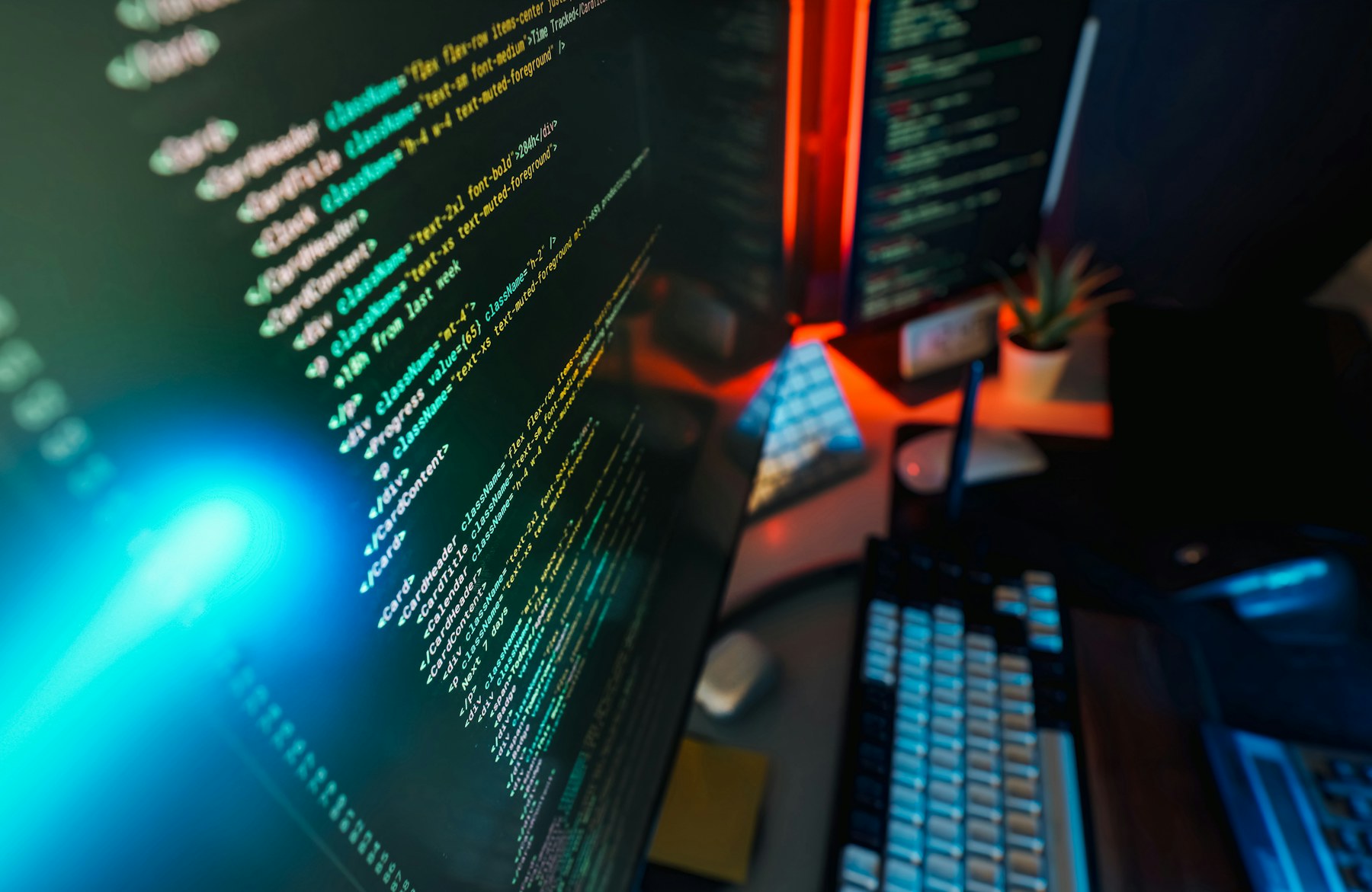 Estación profesional de desarrollo de software con código en pantalla