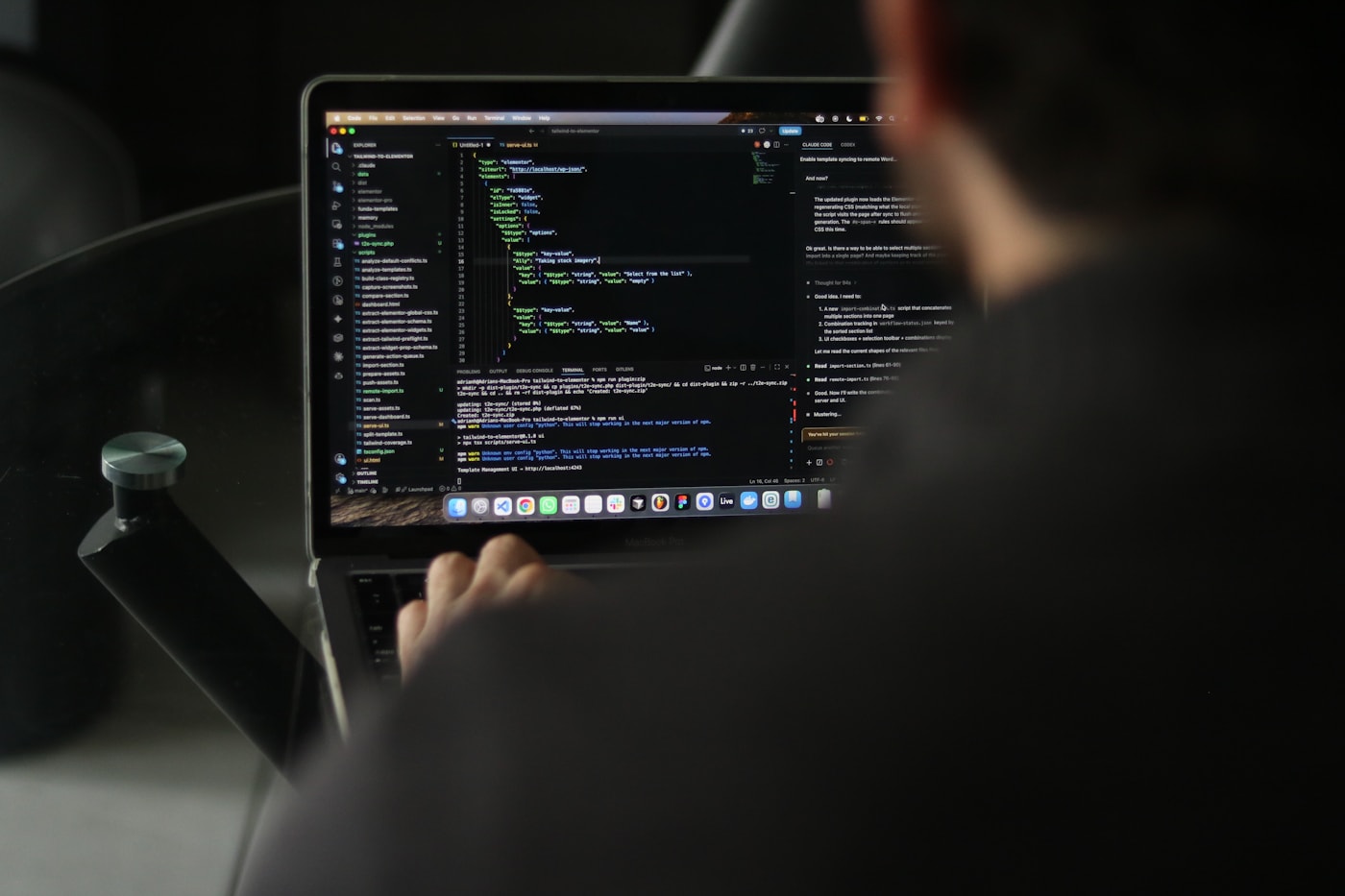 Equipo de desarrollo trabajando en una plataforma de software